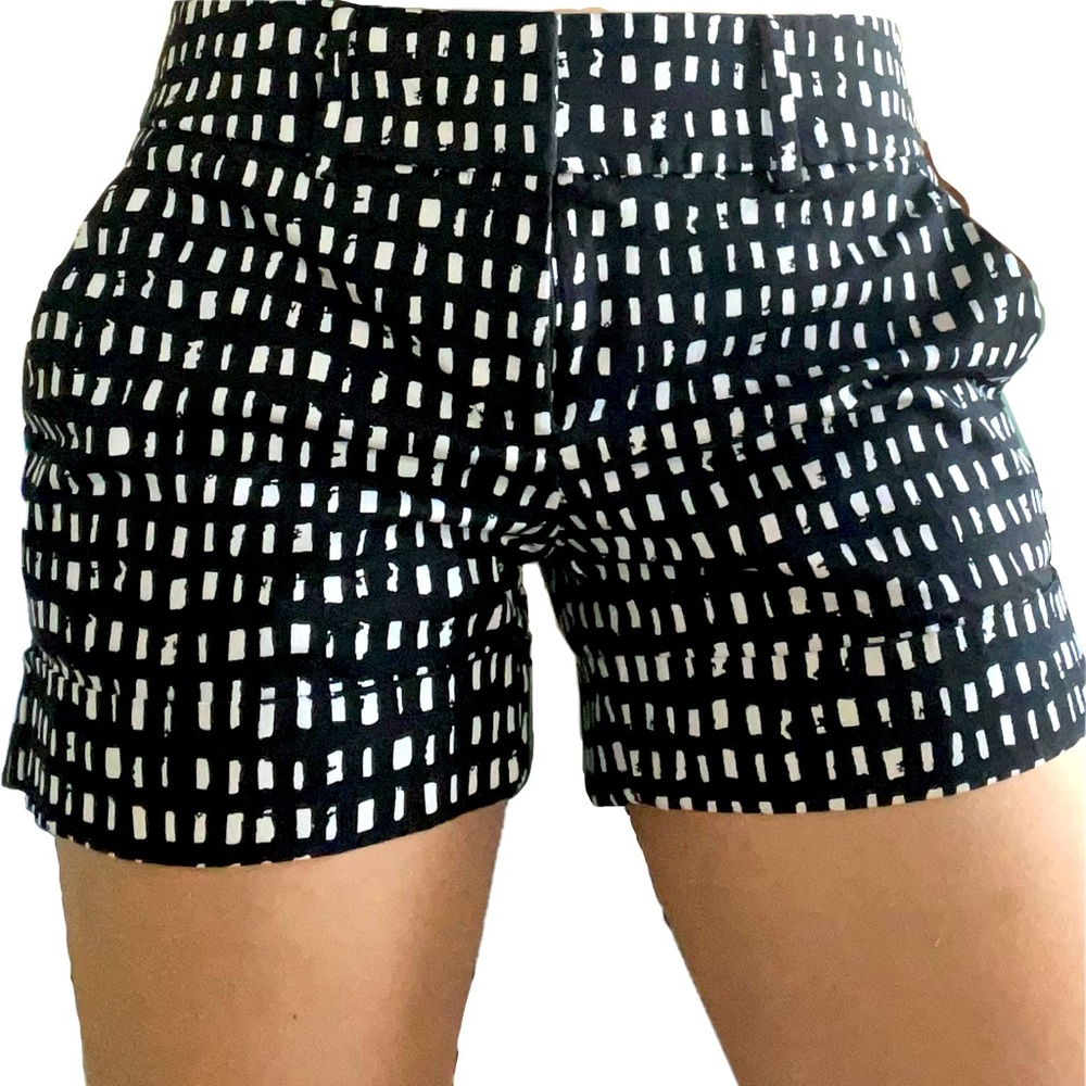 7th Avenue black and white shorts